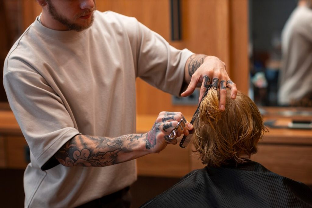 Corte De Pelo Chico En Barcelona